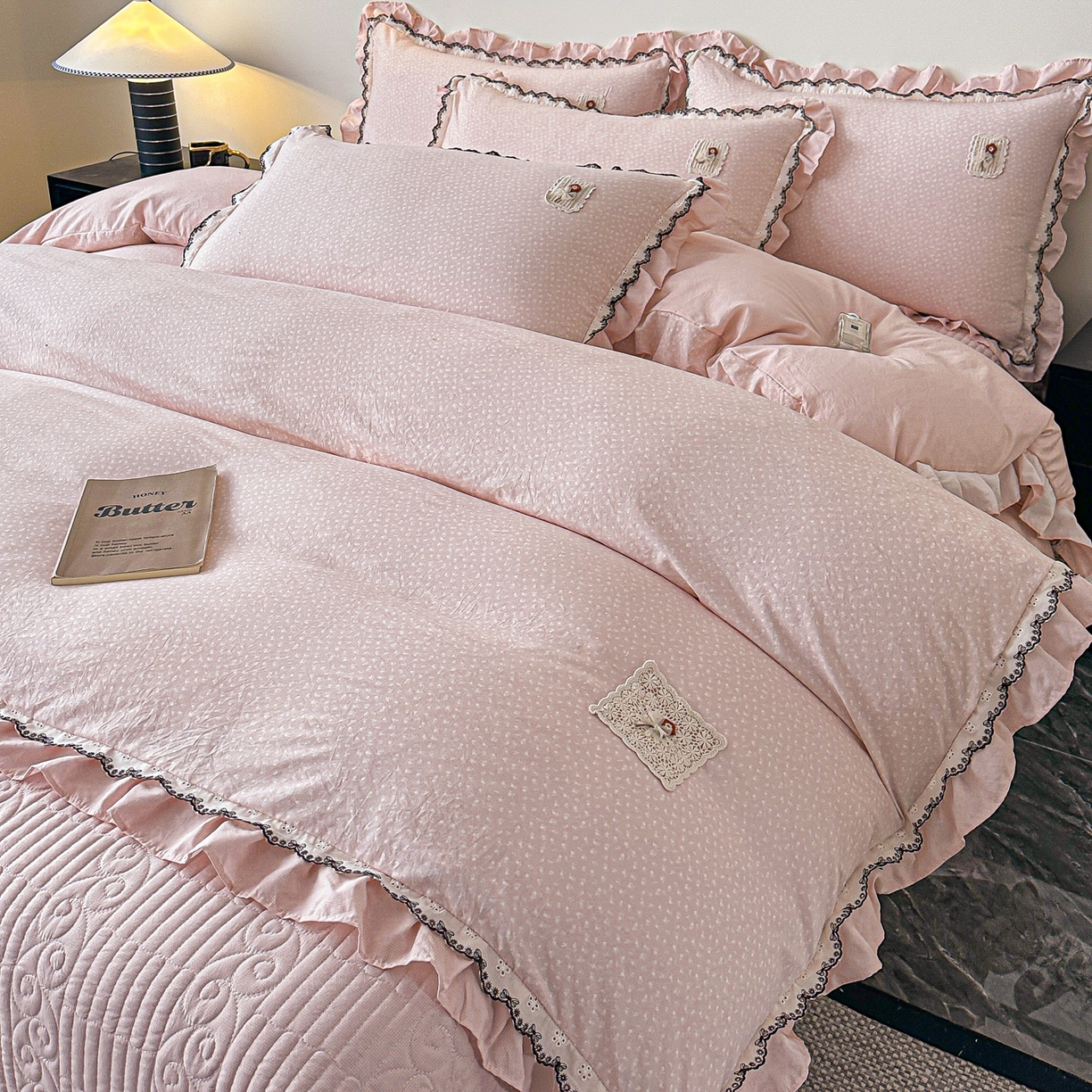 91家纺网 家纺一手货源 找家纺 梓之赫 2026新款云感纱夹棉床盖四件套-小美满 小美满-奶油粉