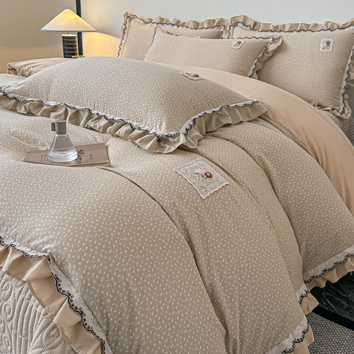 91家纺网 家纺一手货源 找家纺 梓之赫 2026新款云感纱夹棉床盖四件套-小美满 小美满-可可棕