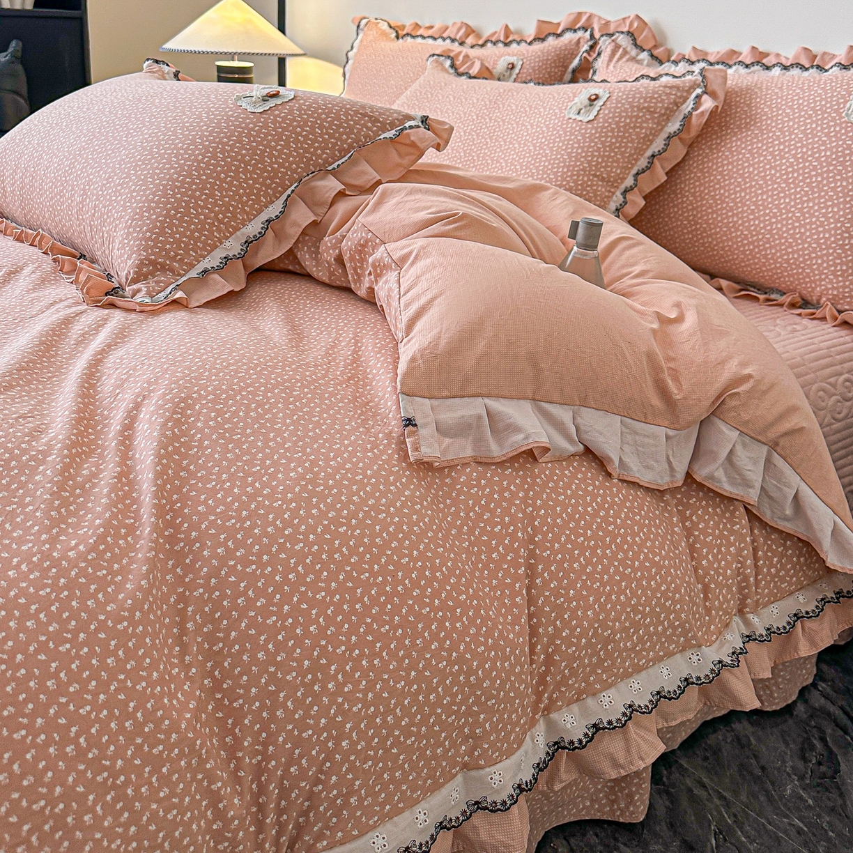 91家纺网 家纺一手货源 找家纺 梓之赫 2026新款云感纱夹棉床盖四件套-小美满 小美满-奶茶色