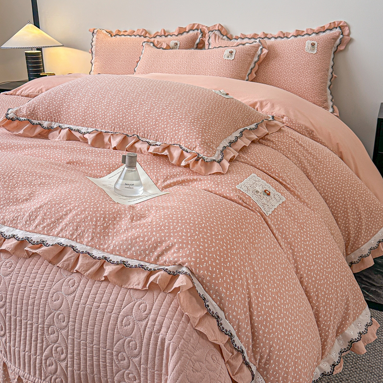 91家纺网 家纺一手货源 找家纺 梓之赫 2026新款云感纱夹棉床盖四件套-小美满 小美满-奶茶色