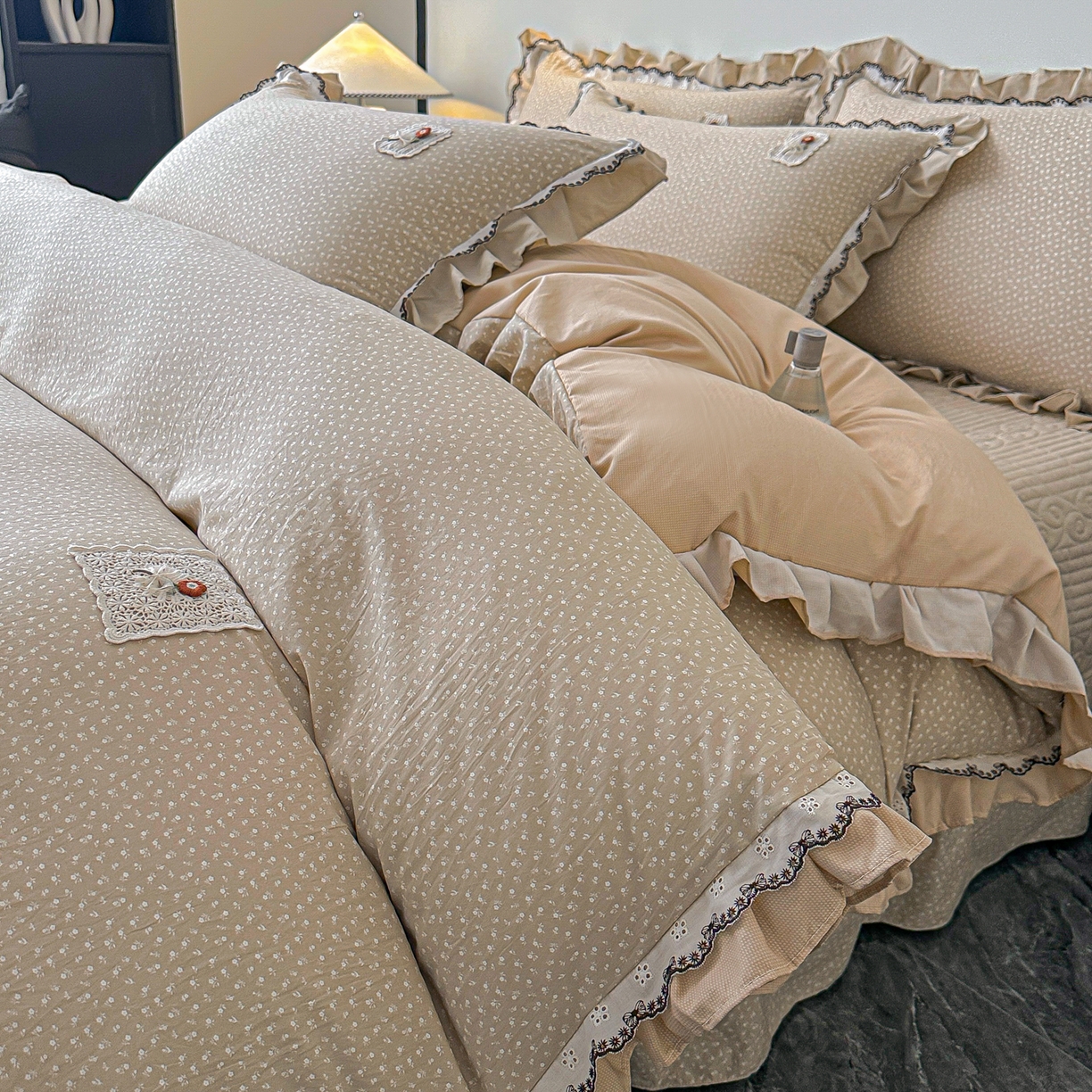 91家纺网 家纺一手货源 找家纺 梓之赫 2026新款云感纱夹棉床盖四件套-小美满 小美满-可可棕