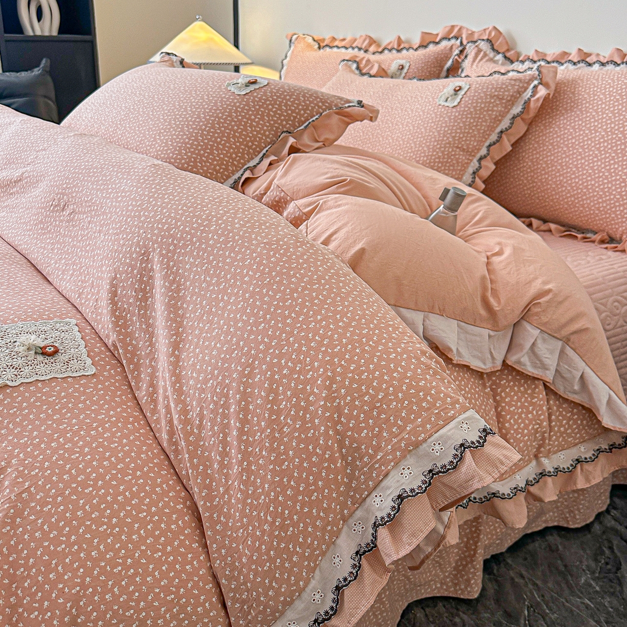 91家纺网 家纺一手货源 找家纺 梓之赫 2026新款云感纱夹棉床盖四件套-小美满 小美满-奶茶色