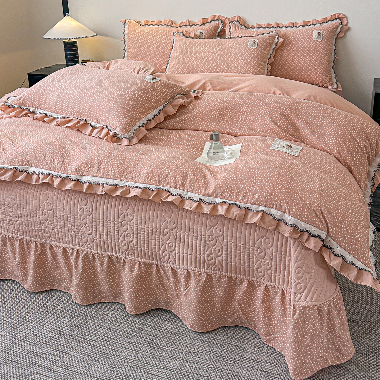 91家纺网 家纺一手货源 找家纺 梓之赫 2026新款云感纱夹棉床盖四件套-小美满 小美满-奶茶色