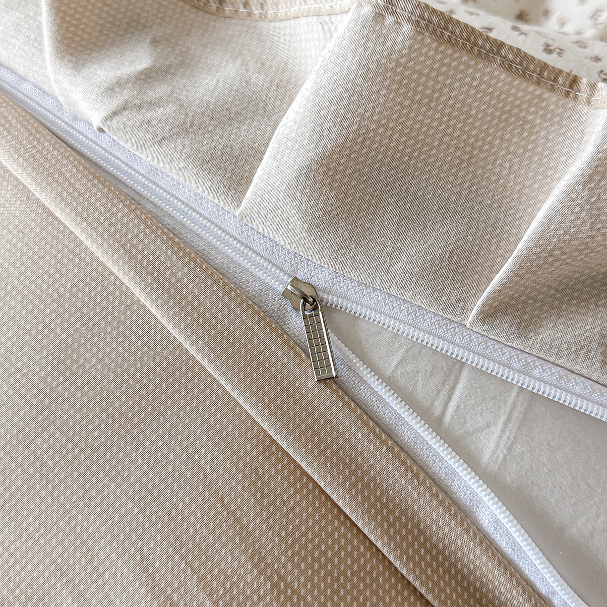 91家纺网 家纺一手货源 找家纺 梓之赫 2026新款云感纱夹棉床盖四件套-小美满 小美满-摩卡棕