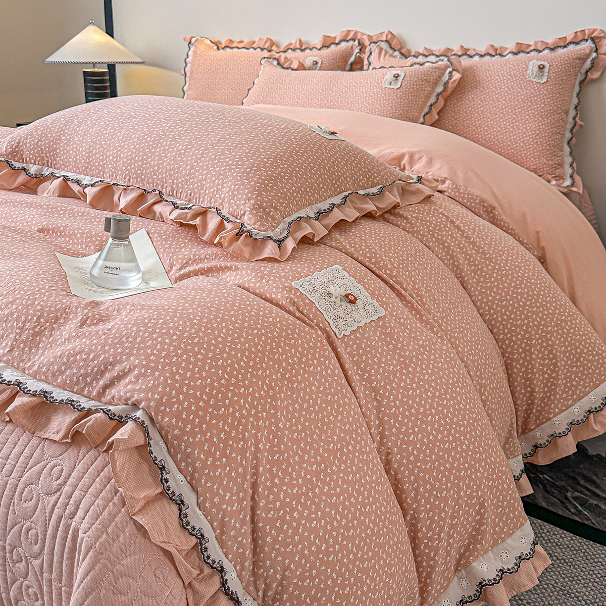 91家纺网 家纺一手货源 找家纺 梓之赫 2026新款云感纱夹棉床盖四件套-小美满 小美满-奶茶色