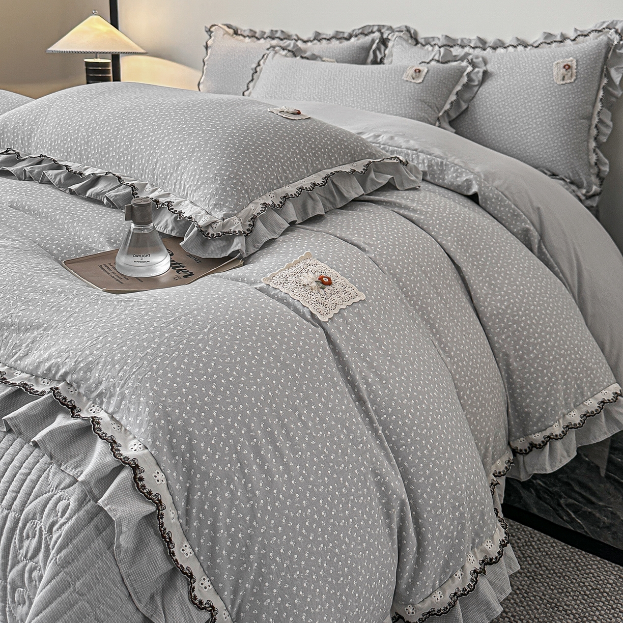 91家纺网 家纺一手货源 找家纺 梓之赫 2026新款云感纱夹棉床盖四件套-小美满 小美满-迷雾灰