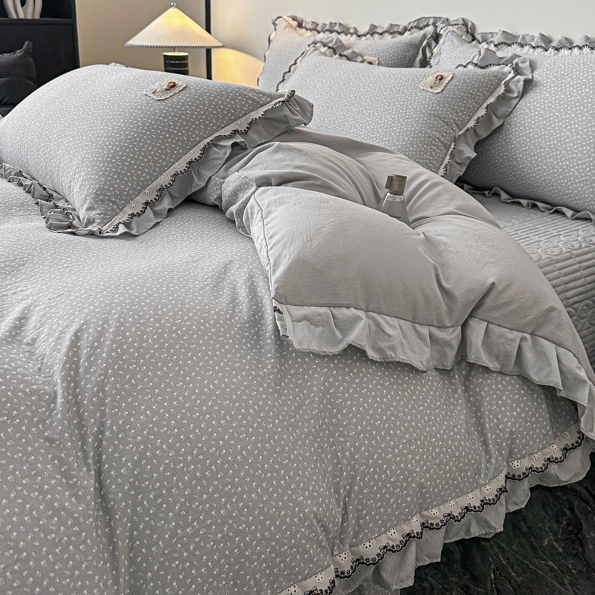 91家纺网 家纺一手货源 找家纺 梓之赫 2026新款云感纱夹棉床盖四件套-小美满 小美满-迷雾灰