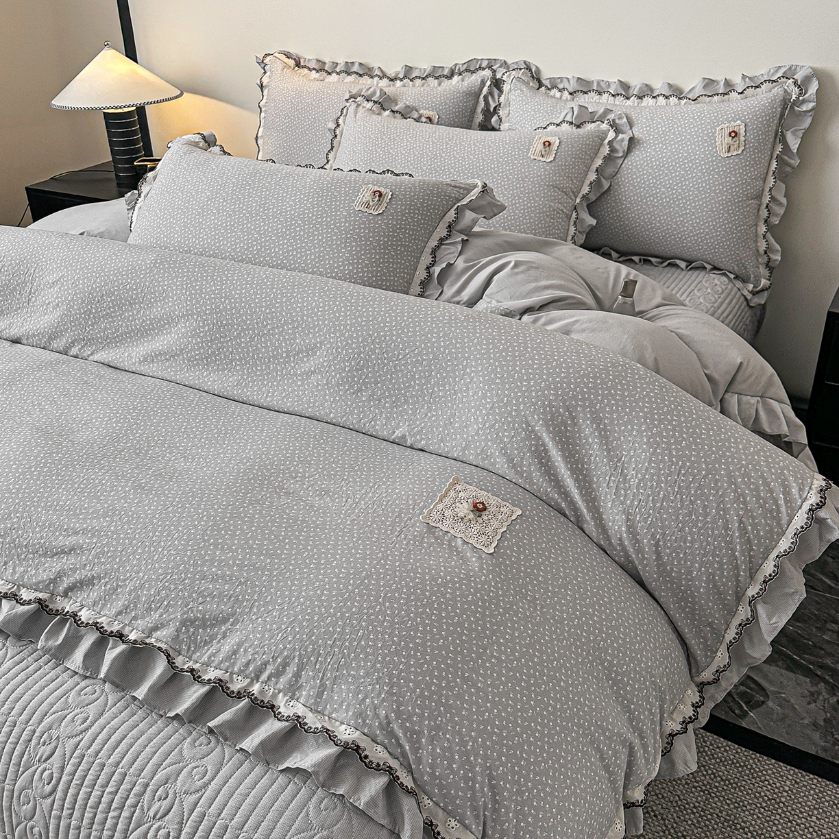 91家纺网 家纺一手货源 找家纺 梓之赫 2026新款云感纱夹棉床盖四件套-小美满 小美满-迷雾灰