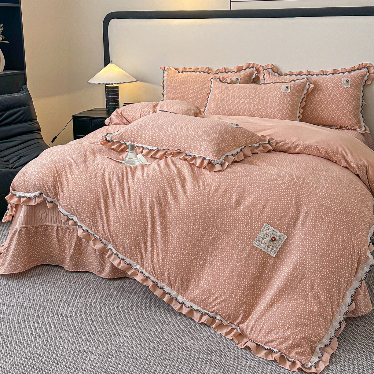 91家纺网 家纺一手货源 找家纺 梓之赫 2026新款云感纱夹棉床盖四件套-小美满 小美满-奶茶色