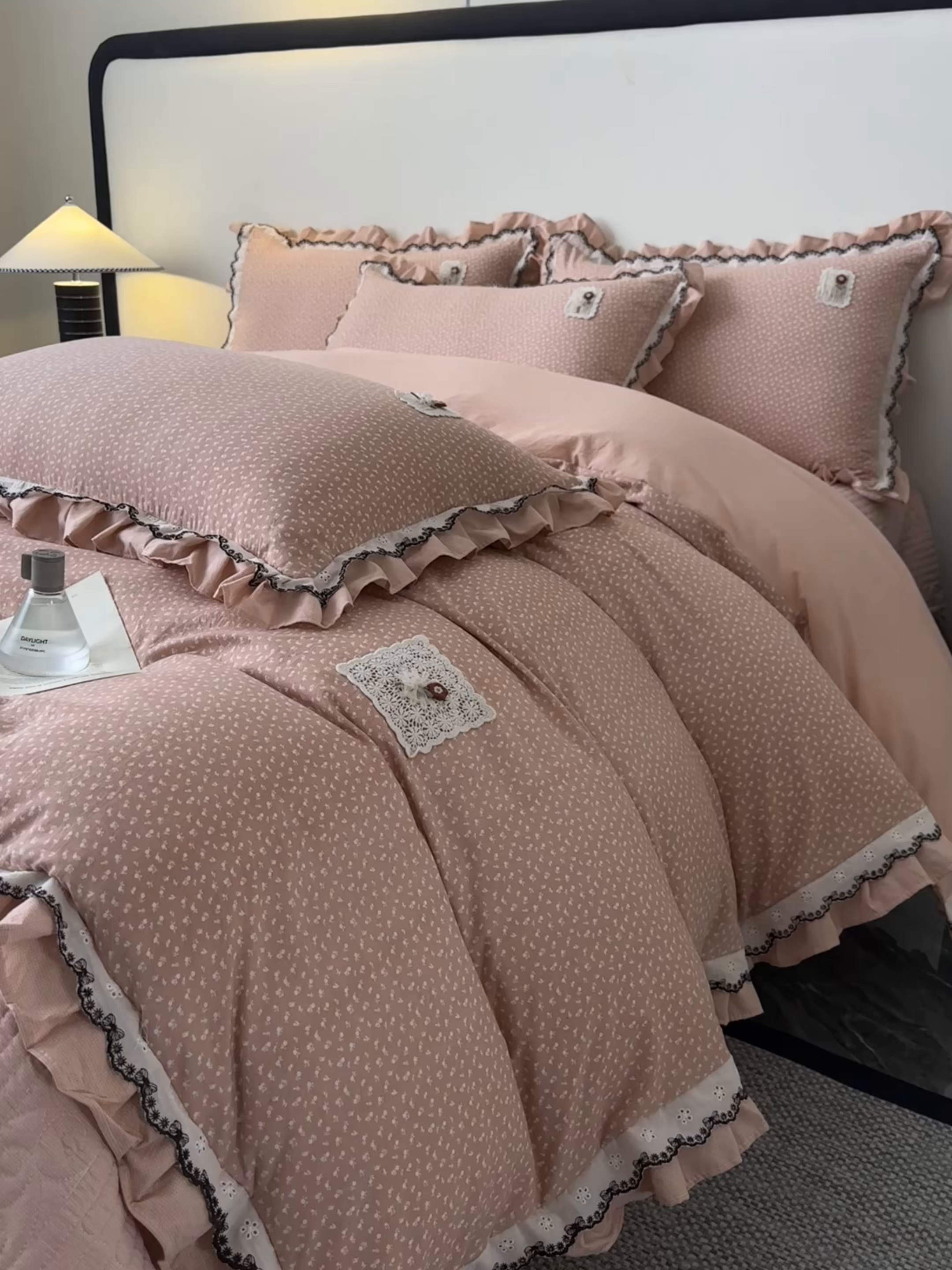 91家纺网 家纺一手货源 找家纺 梓之赫 2026新款云感纱夹棉床盖四件套-小美满 小美满-奶茶色