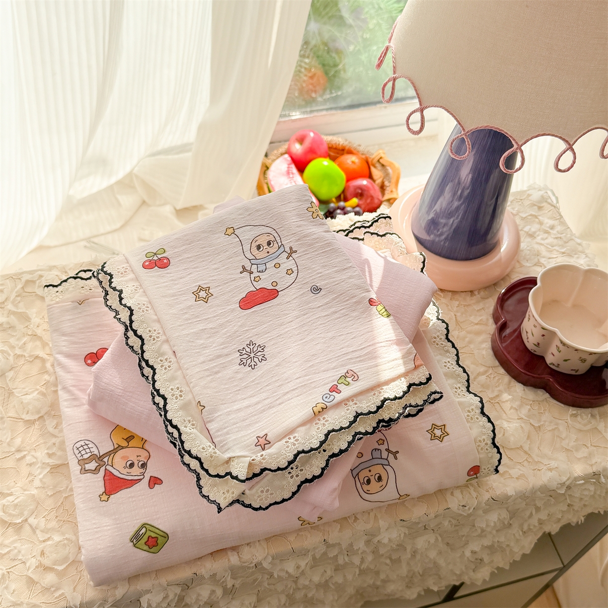 91家纺网 家纺一手货源 找家纺 艾特你 2026新款针织提花双层纱全棉纯棉蕾丝花边四件套 苹果星人