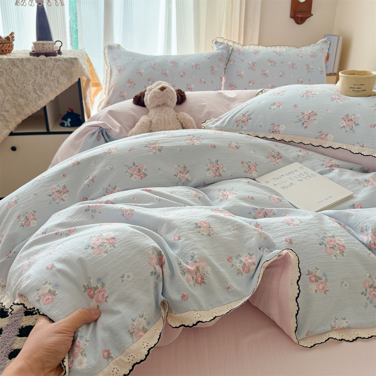 91家纺网 家纺一手货源 找家纺 艾特你 2026新款针织提花双层纱全棉纯棉蕾丝花边四件套 蓝萱