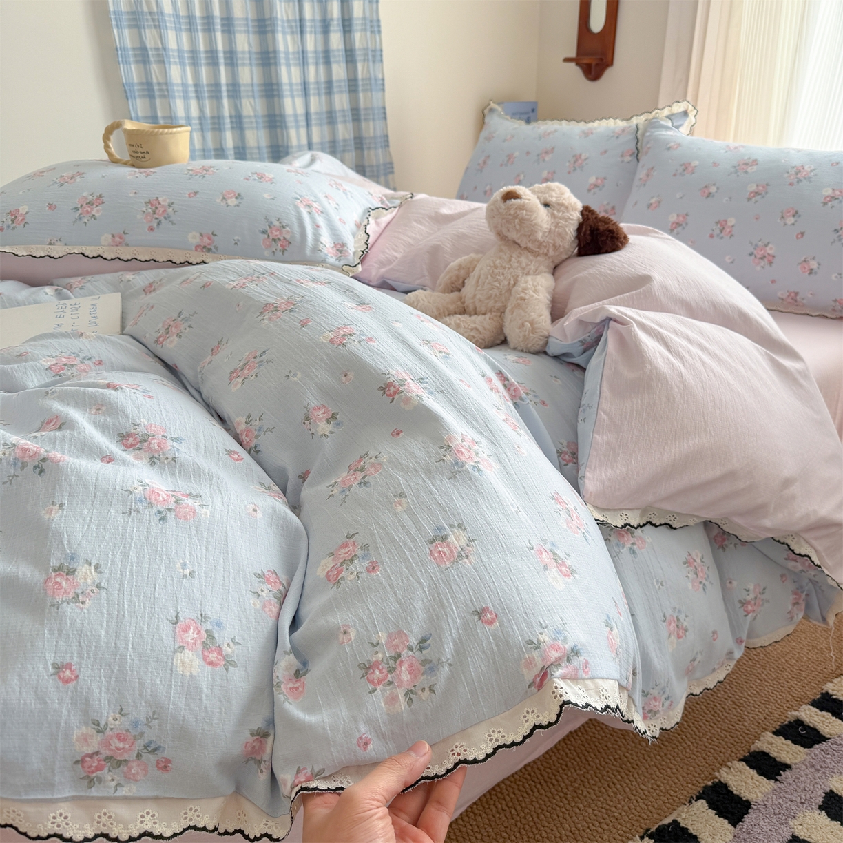 91家纺网 家纺一手货源 找家纺 艾特你 2026新款针织提花双层纱全棉纯棉蕾丝花边四件套 蓝萱