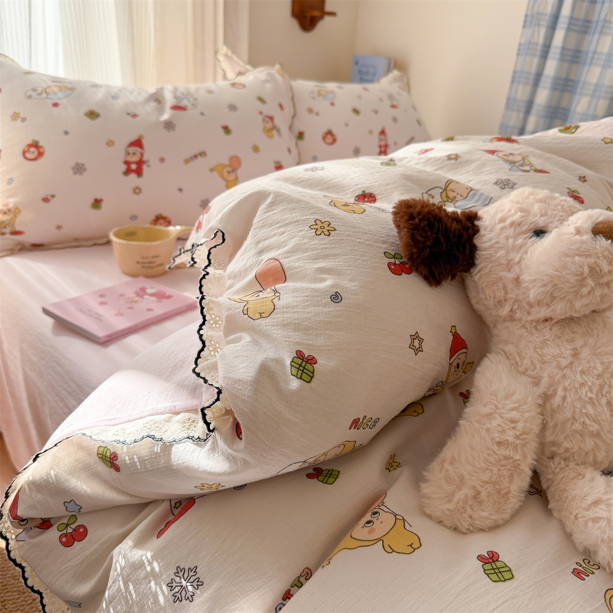 91家纺网 家纺一手货源 找家纺 艾特你 2026新款针织提花双层纱全棉纯棉蕾丝花边四件套 苹果星人