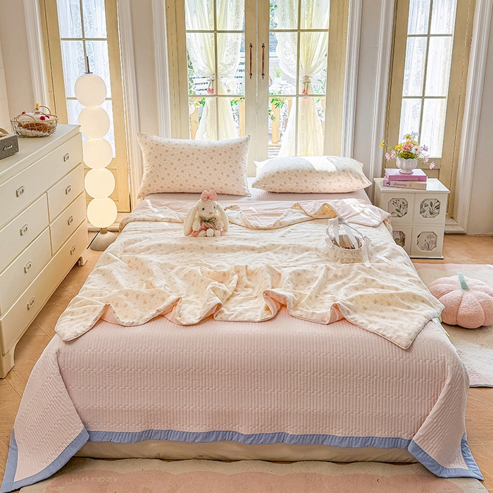 91家纺网 家纺一手货源 找家纺 木楌家居 2026新款全棉纱布云感冰冰被床盖四件套系列 粉黛