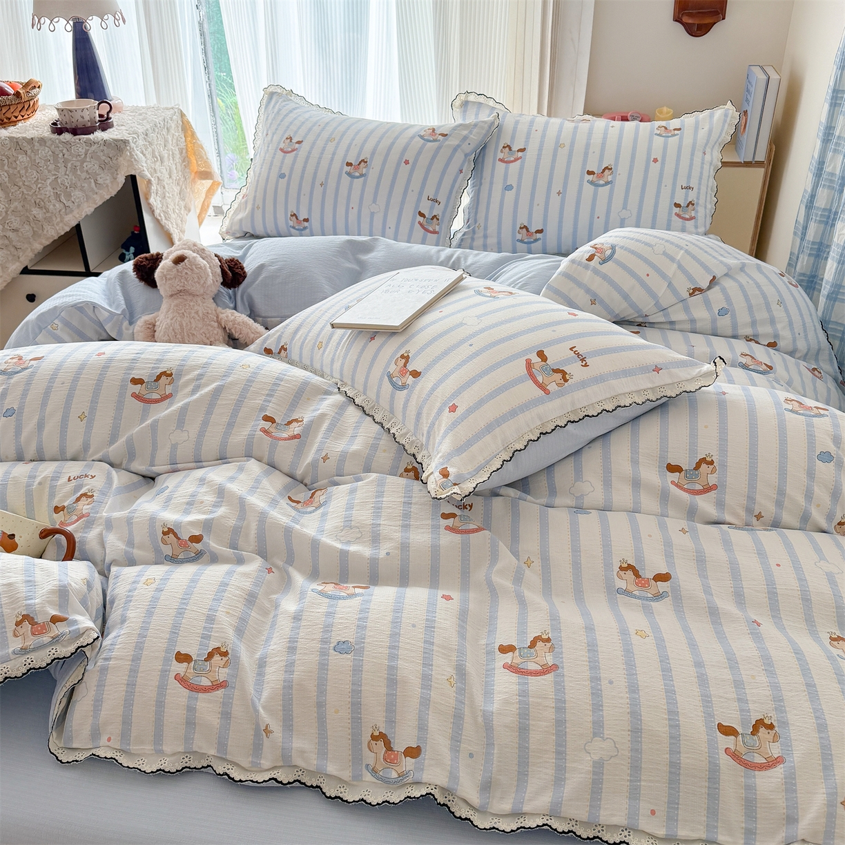 91家纺网 家纺一手货源 找家纺 艾特你 2026新款针织提花双层纱全棉纯棉蕾丝花边四件套 甜心木马