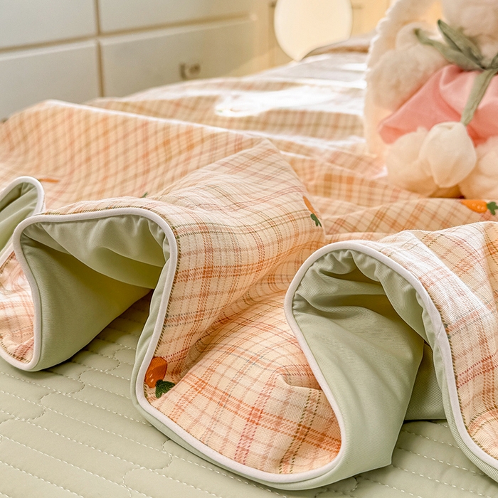 91家纺网 家纺一手货源 找家纺 木楌家居 2026新款全棉纱布云感冰冰被床盖四件套系列 甜心萝卜