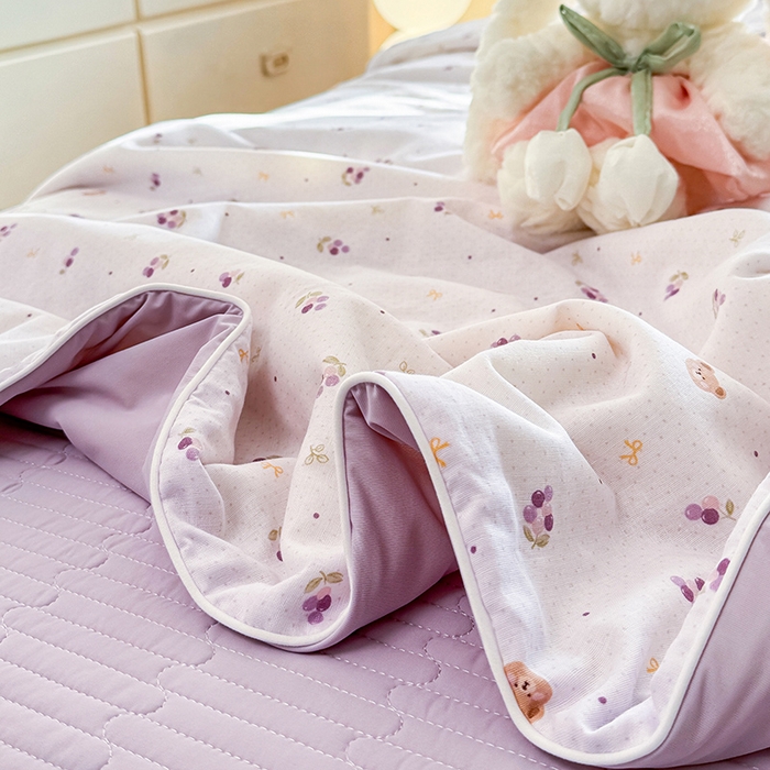 91家纺网 家纺一手货源 找家纺 木楌家居 2026新款全棉纱布云感冰冰被床盖四件套系列 樱桃熊