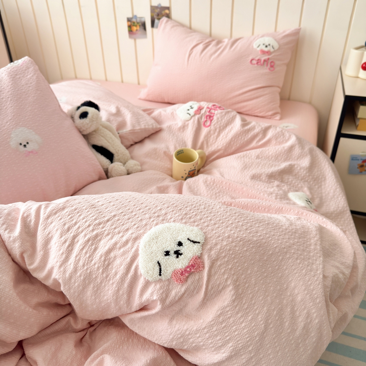 91家纺网 家纺一手货源 找家纺 橙意 2026新款高克重A类泡芙纱毛巾绣四件套 萌萌小狗-粉