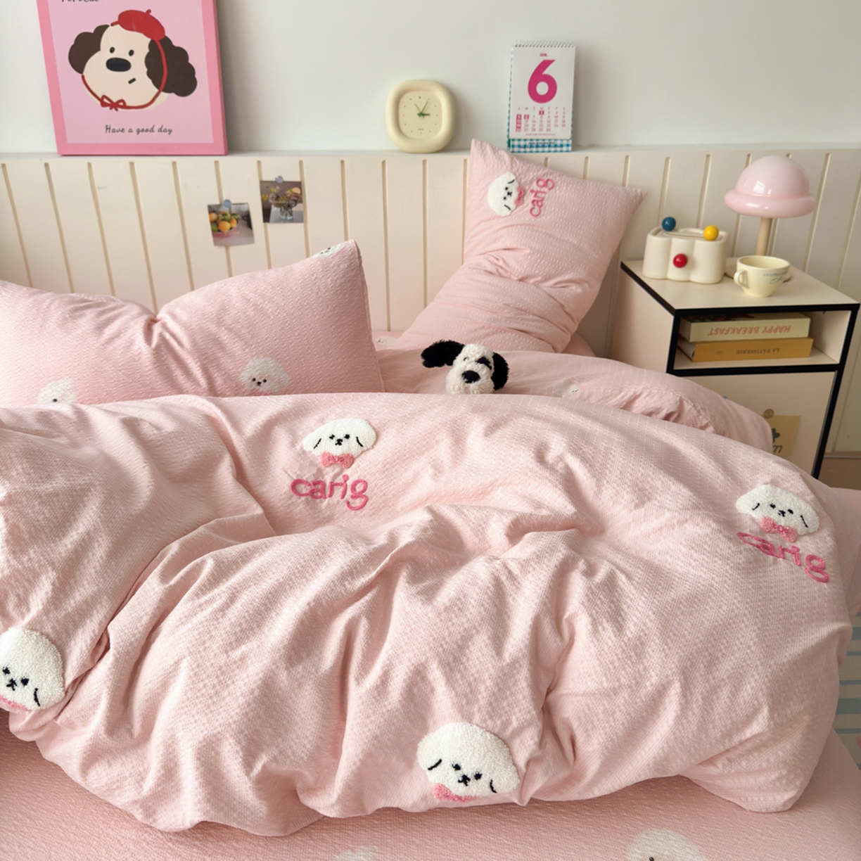 91家纺网 家纺一手货源 找家纺 橙意 2026新款高克重A类泡芙纱毛巾绣四件套 萌萌小狗-粉