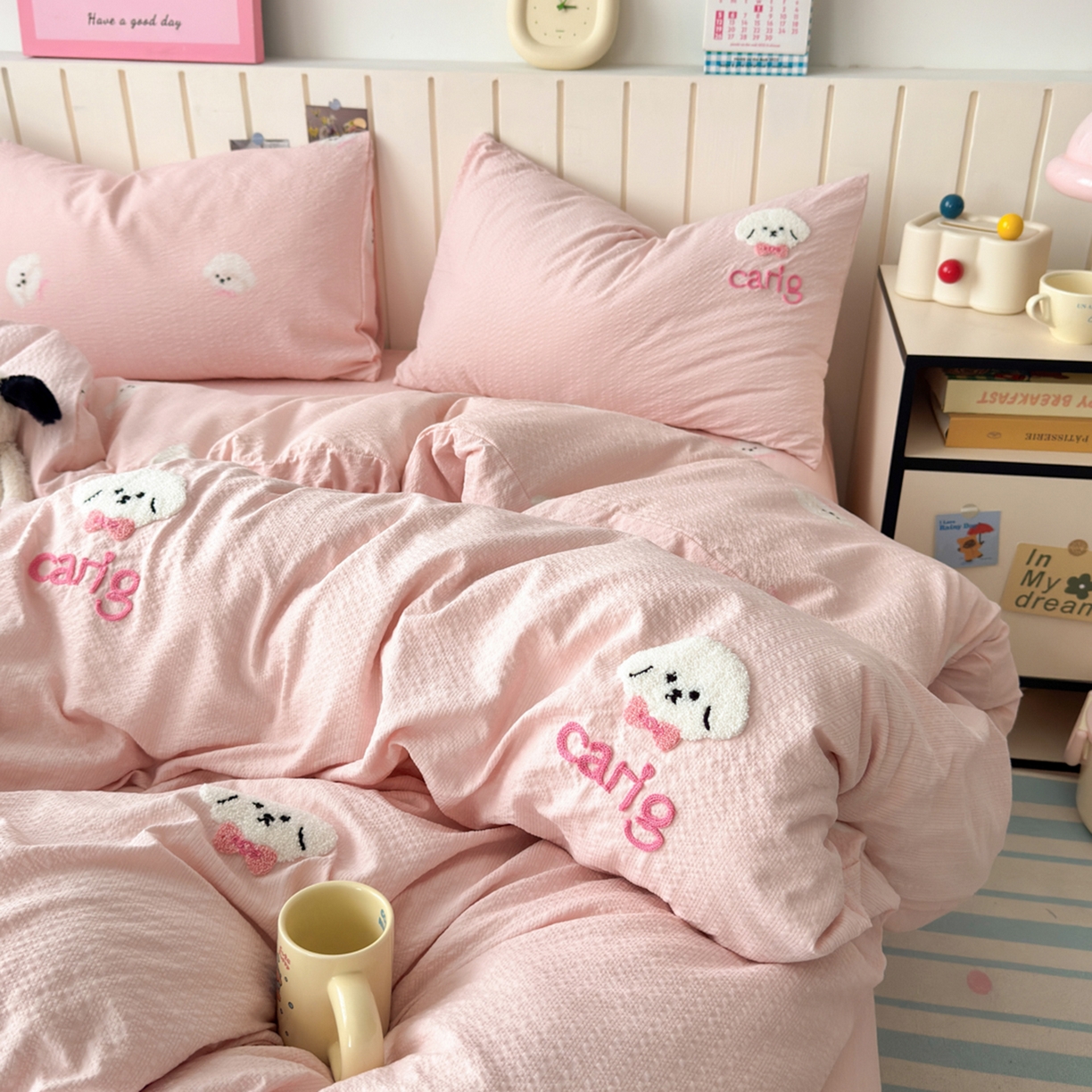 91家纺网 家纺一手货源 找家纺 橙意 2026新款高克重A类泡芙纱毛巾绣四件套 萌萌小狗-粉