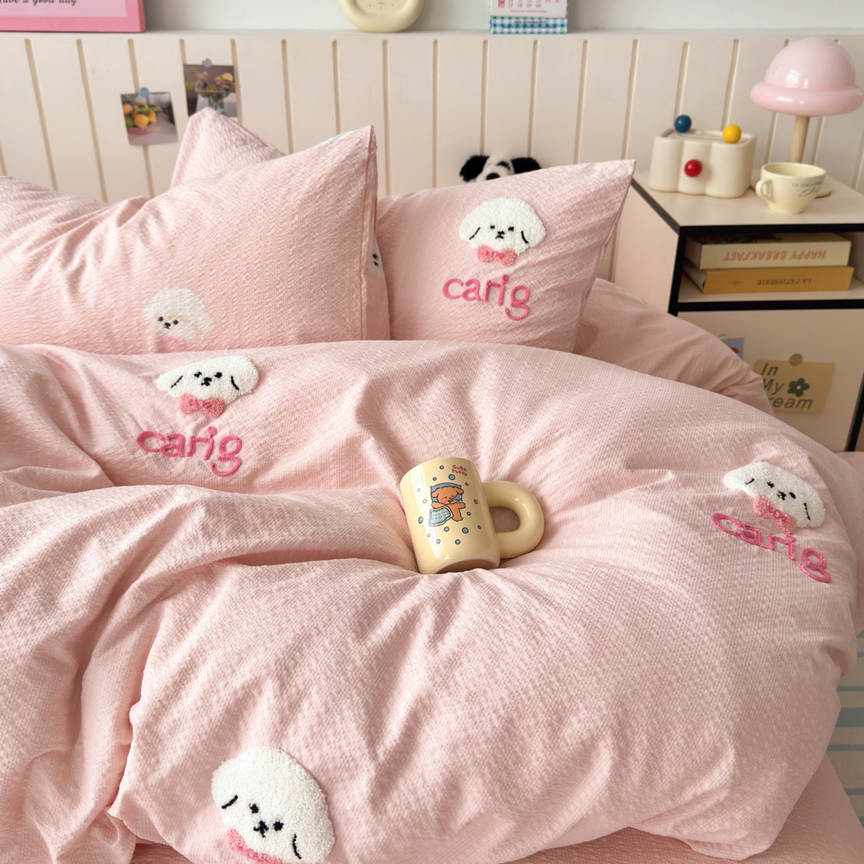 91家纺网 家纺一手货源 找家纺 橙意 2026新款高克重A类泡芙纱毛巾绣四件套 萌萌小狗-粉