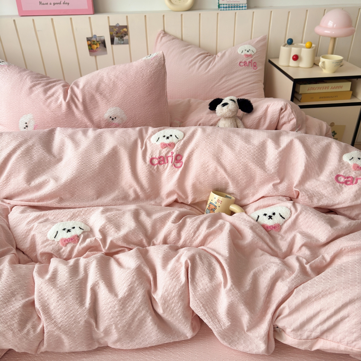 91家纺网 家纺一手货源 找家纺 橙意 2026新款高克重A类泡芙纱毛巾绣四件套 萌萌小狗-粉