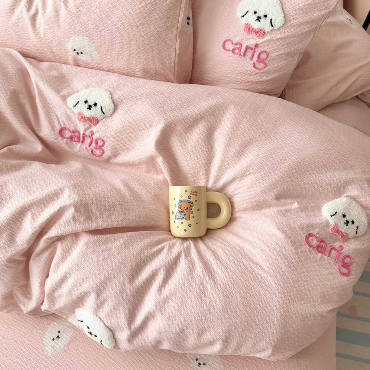 91家纺网 家纺一手货源 找家纺 橙意 2026新款高克重A类泡芙纱毛巾绣四件套 萌萌小狗-粉