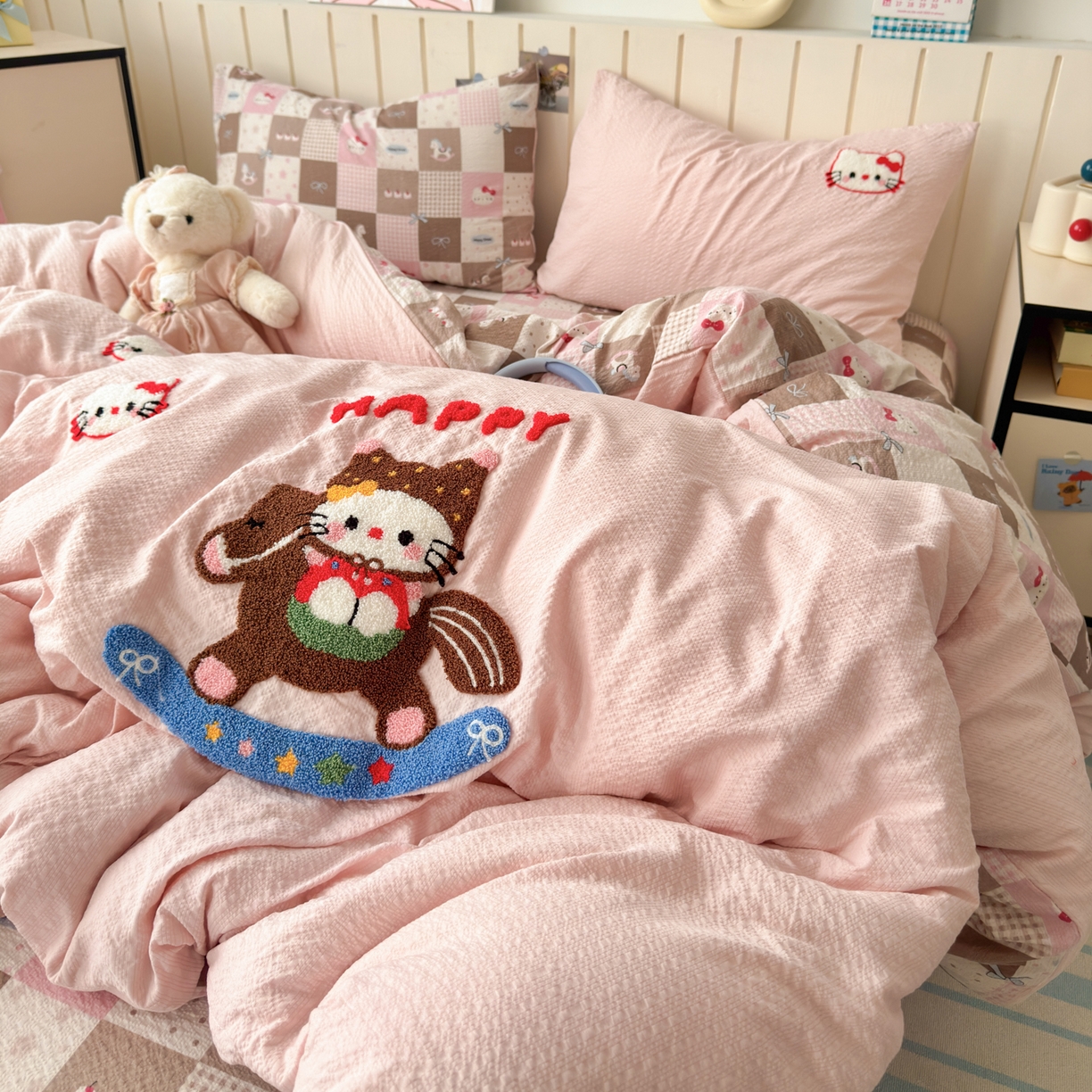 91家纺网 家纺一手货源 找家纺 橙意 2026新款高克重A类泡芙纱毛巾绣四件套 木马KT猫-粉