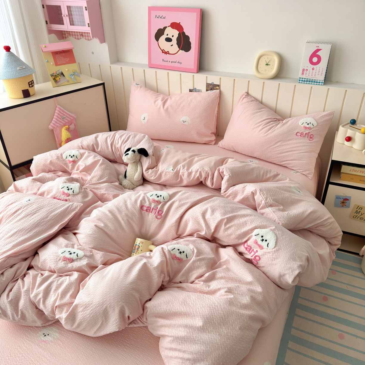 91家纺网 家纺一手货源 找家纺 橙意 2026新款高克重A类泡芙纱毛巾绣四件套 萌萌小狗-粉