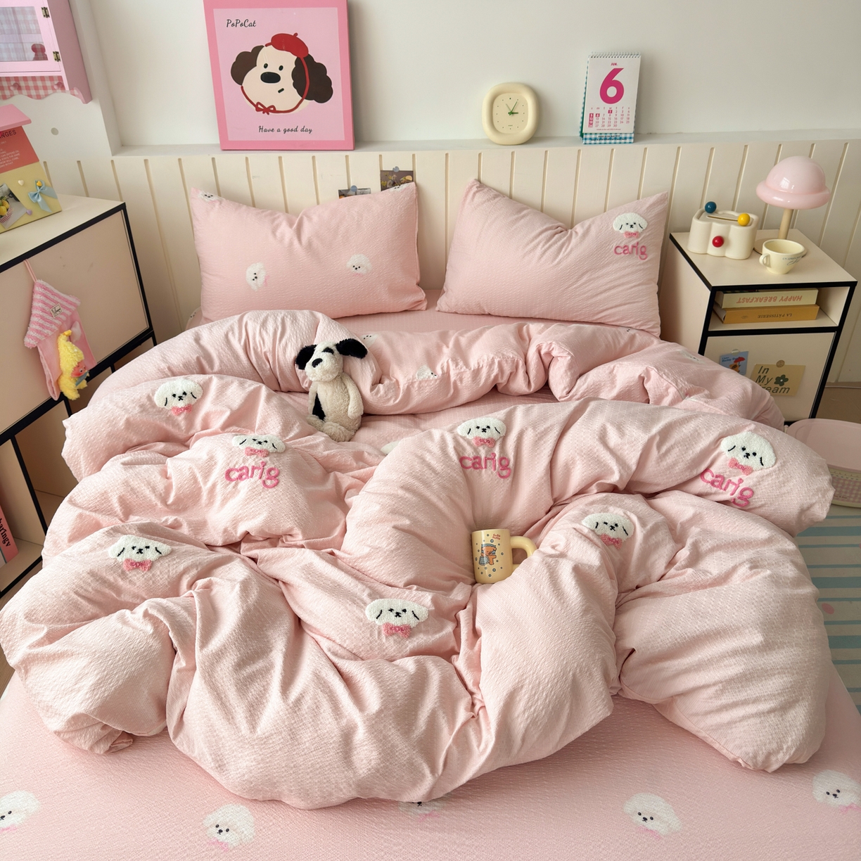 91家纺网 家纺一手货源 找家纺 橙意 2026新款高克重A类泡芙纱毛巾绣四件套 萌萌小狗-粉