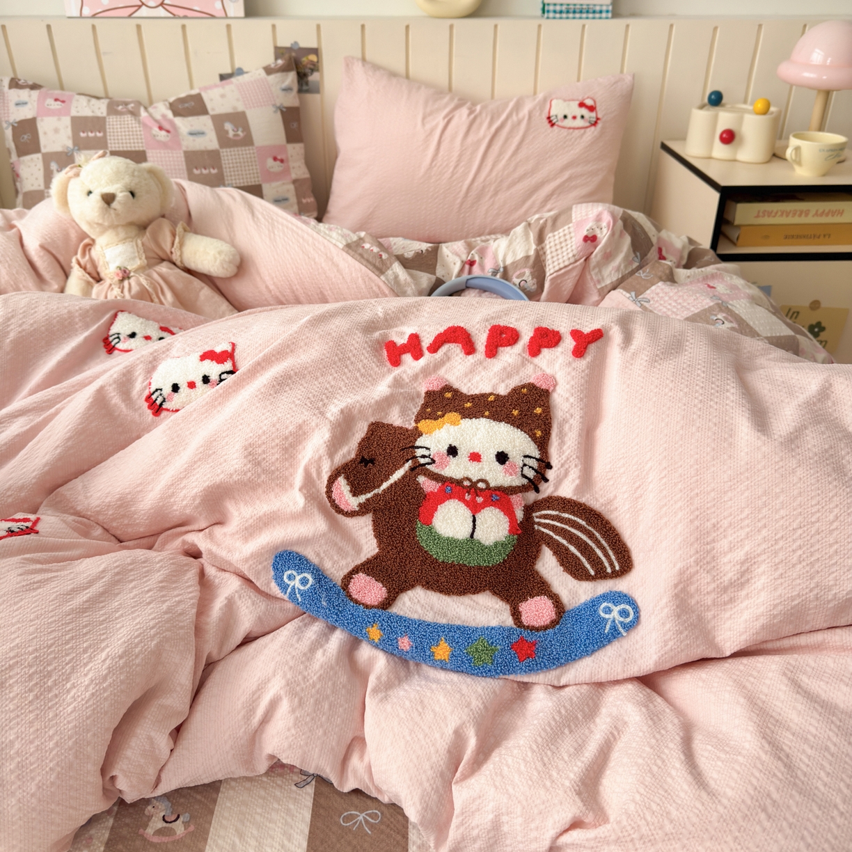 91家纺网 家纺一手货源 找家纺 橙意 2026新款高克重A类泡芙纱毛巾绣四件套 木马KT猫-粉