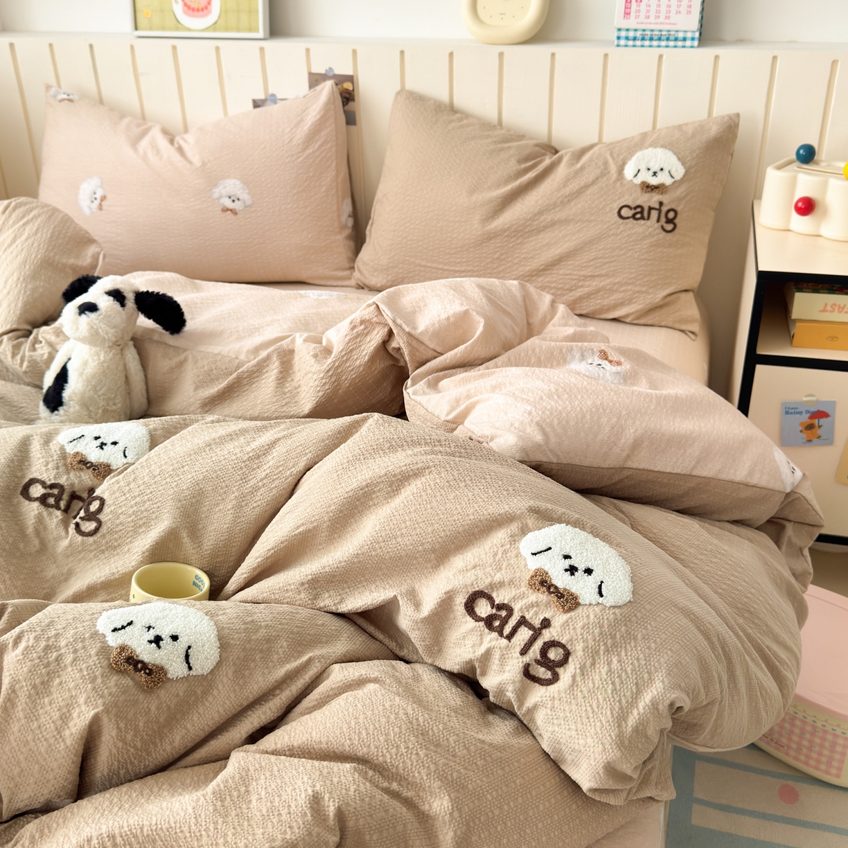 91家纺网 家纺一手货源 找家纺 橙意 2026新款高克重A类泡芙纱毛巾绣四件套 萌萌小狗-卡其