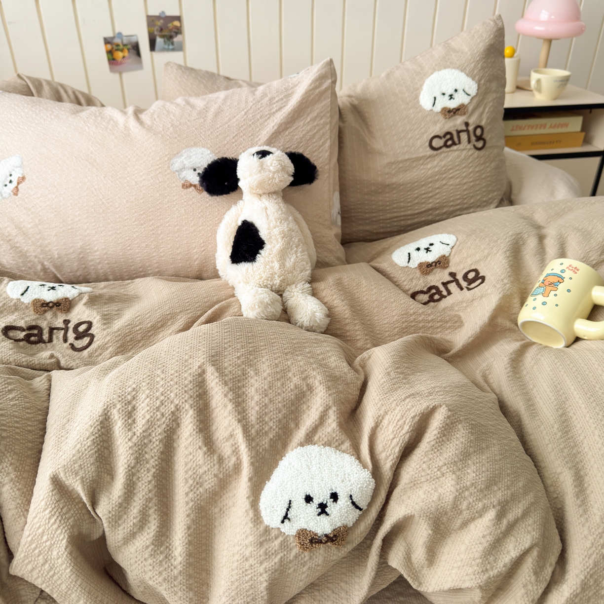 91家纺网 家纺一手货源 找家纺 橙意 2026新款高克重A类泡芙纱毛巾绣四件套 萌萌小狗-卡其