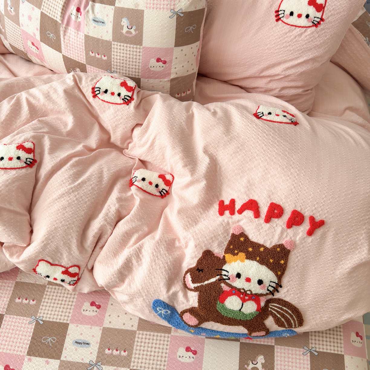 91家纺网 家纺一手货源 找家纺 橙意 2026新款高克重A类泡芙纱毛巾绣四件套 木马KT猫-粉