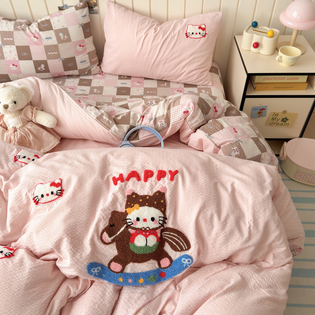 91家纺网 家纺一手货源 找家纺 橙意 2026新款高克重A类泡芙纱毛巾绣四件套 木马KT猫-粉