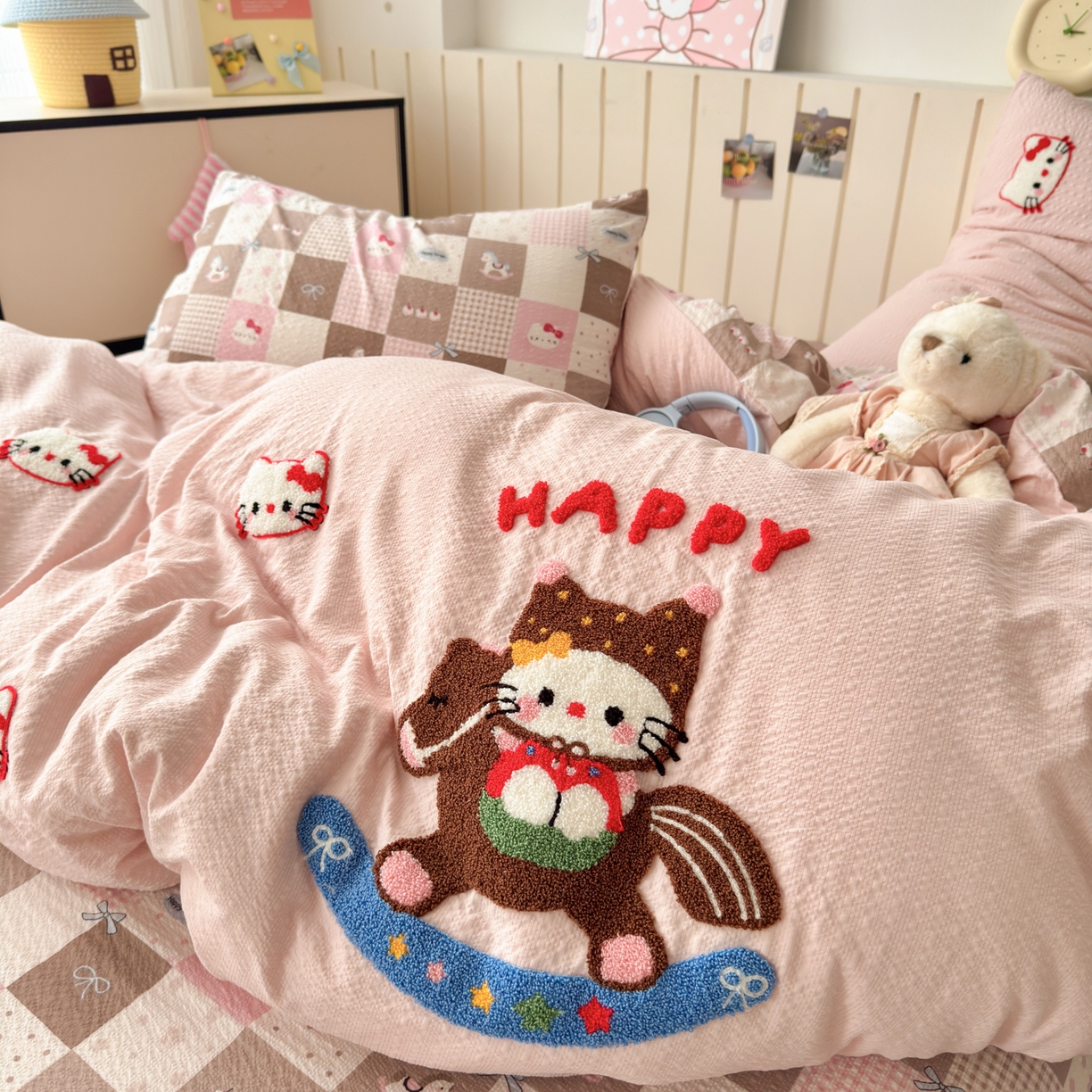 91家纺网 家纺一手货源 找家纺 橙意 2026新款高克重A类泡芙纱毛巾绣四件套 木马KT猫-粉