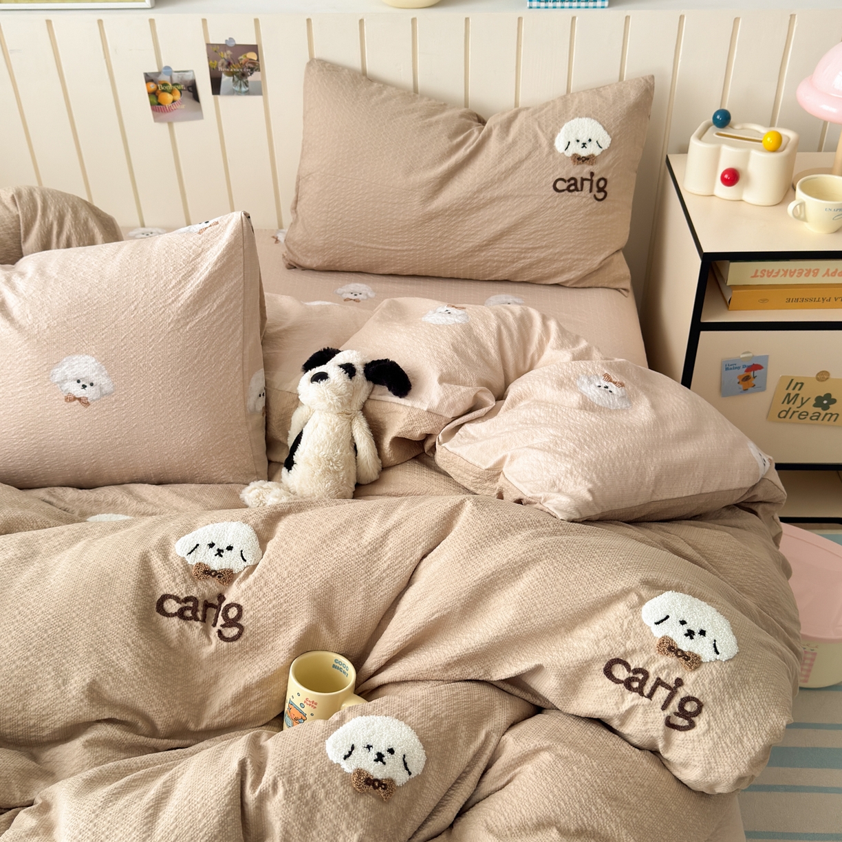 91家纺网 家纺一手货源 找家纺 橙意 2026新款高克重A类泡芙纱毛巾绣四件套 萌萌小狗-卡其