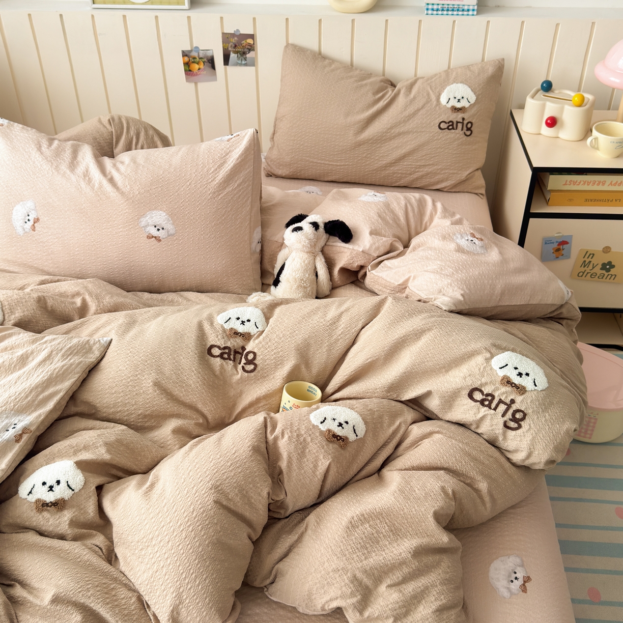 91家纺网 家纺一手货源 找家纺 橙意 2026新款高克重A类泡芙纱毛巾绣四件套 萌萌小狗-卡其