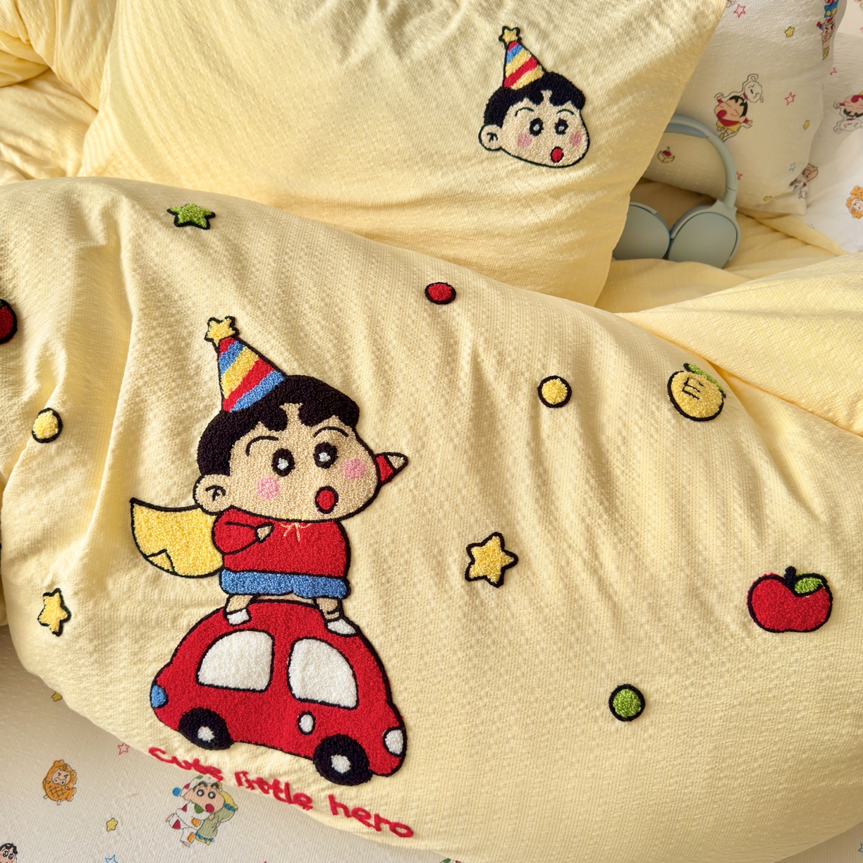 91家纺网 家纺一手货源 找家纺 橙意 2026新款高克重A类泡芙纱毛巾绣四件套 汽车小新