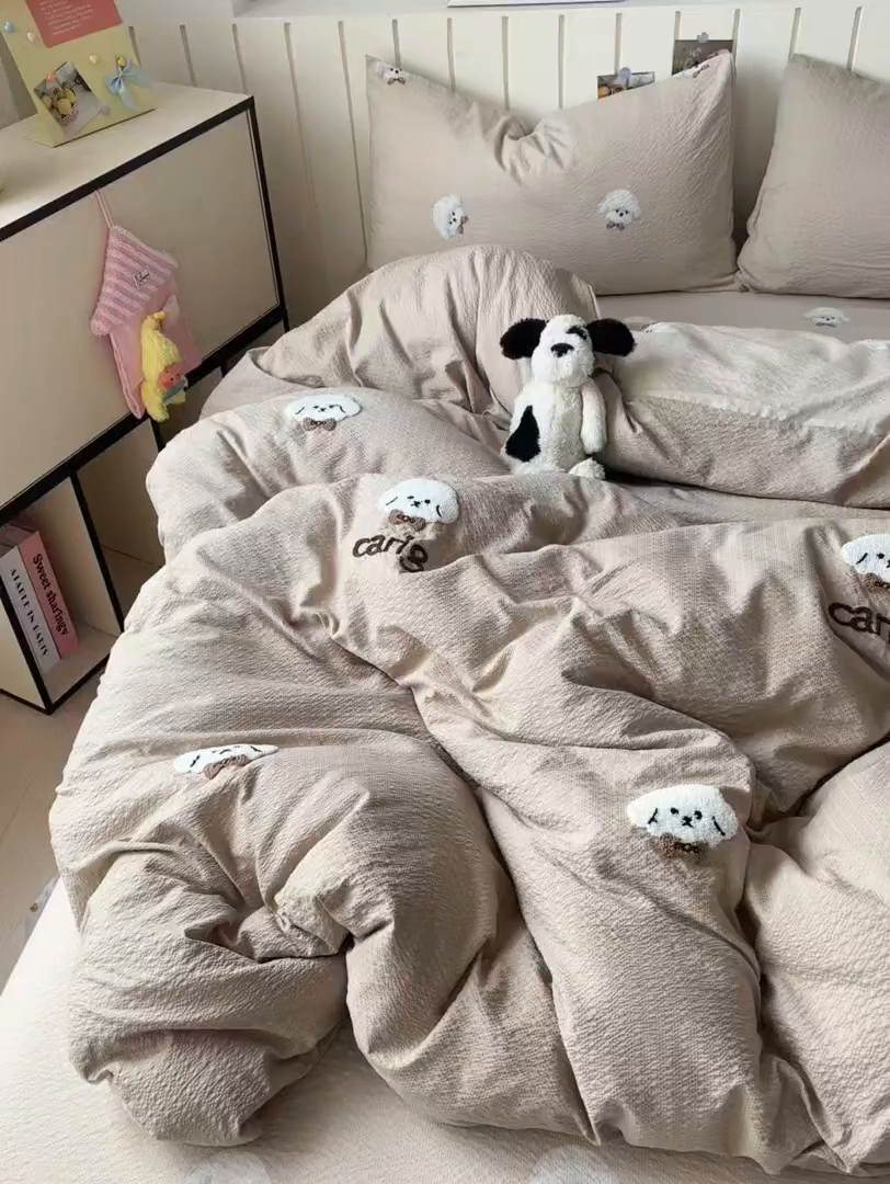 91家纺网 家纺一手货源 找家纺 橙意 2026新款高克重A类泡芙纱毛巾绣四件套 萌萌小狗-卡其