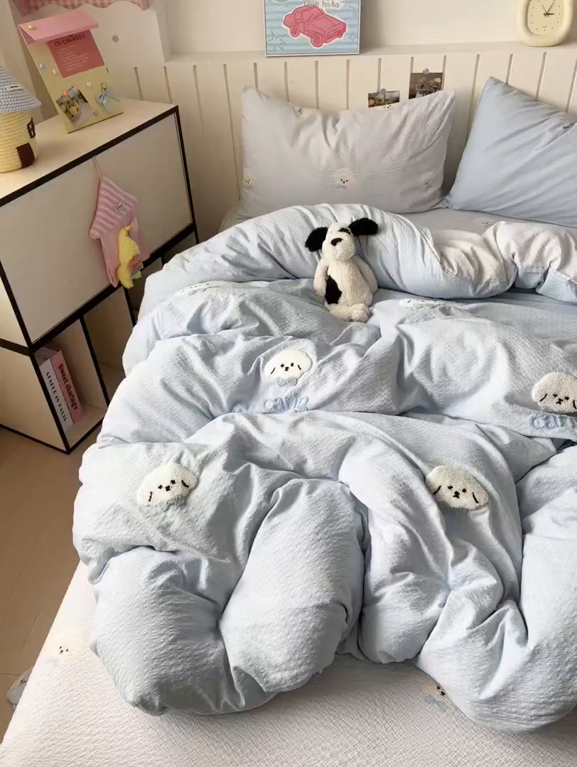 91家纺网 家纺一手货源 找家纺 橙意 2026新款高克重A类泡芙纱毛巾绣四件套 萌萌小狗-蓝