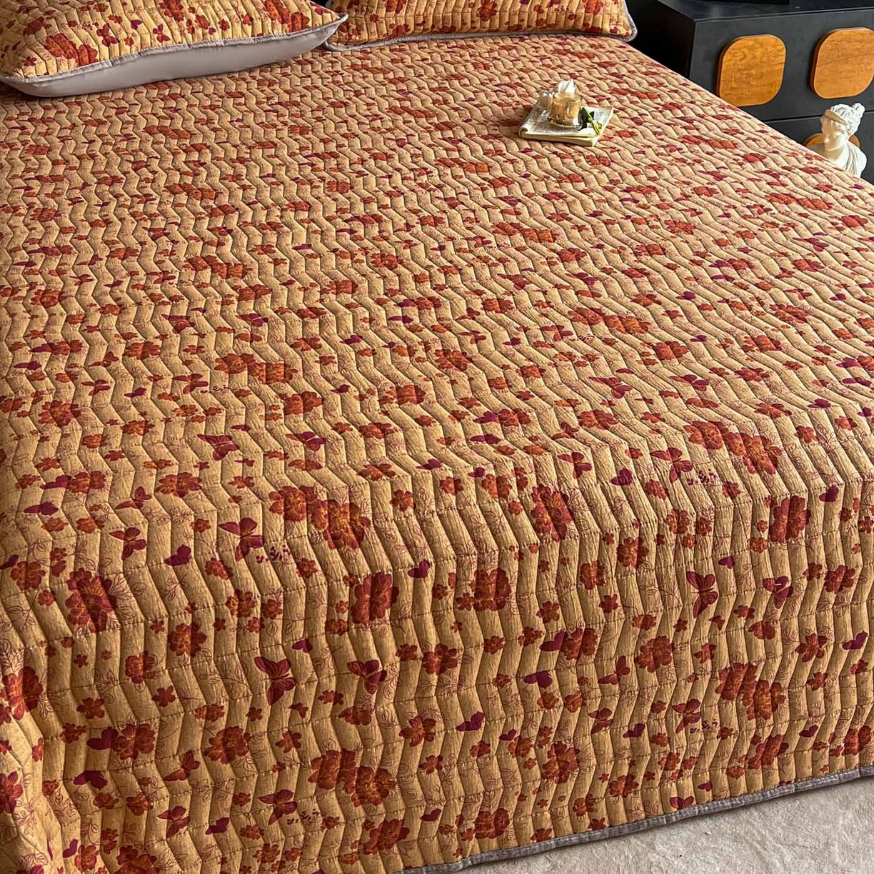 91家纺网 家纺一手货源 找家纺 满座家居 2026新款舒适亲肤简约单品床盖 红尘如梦