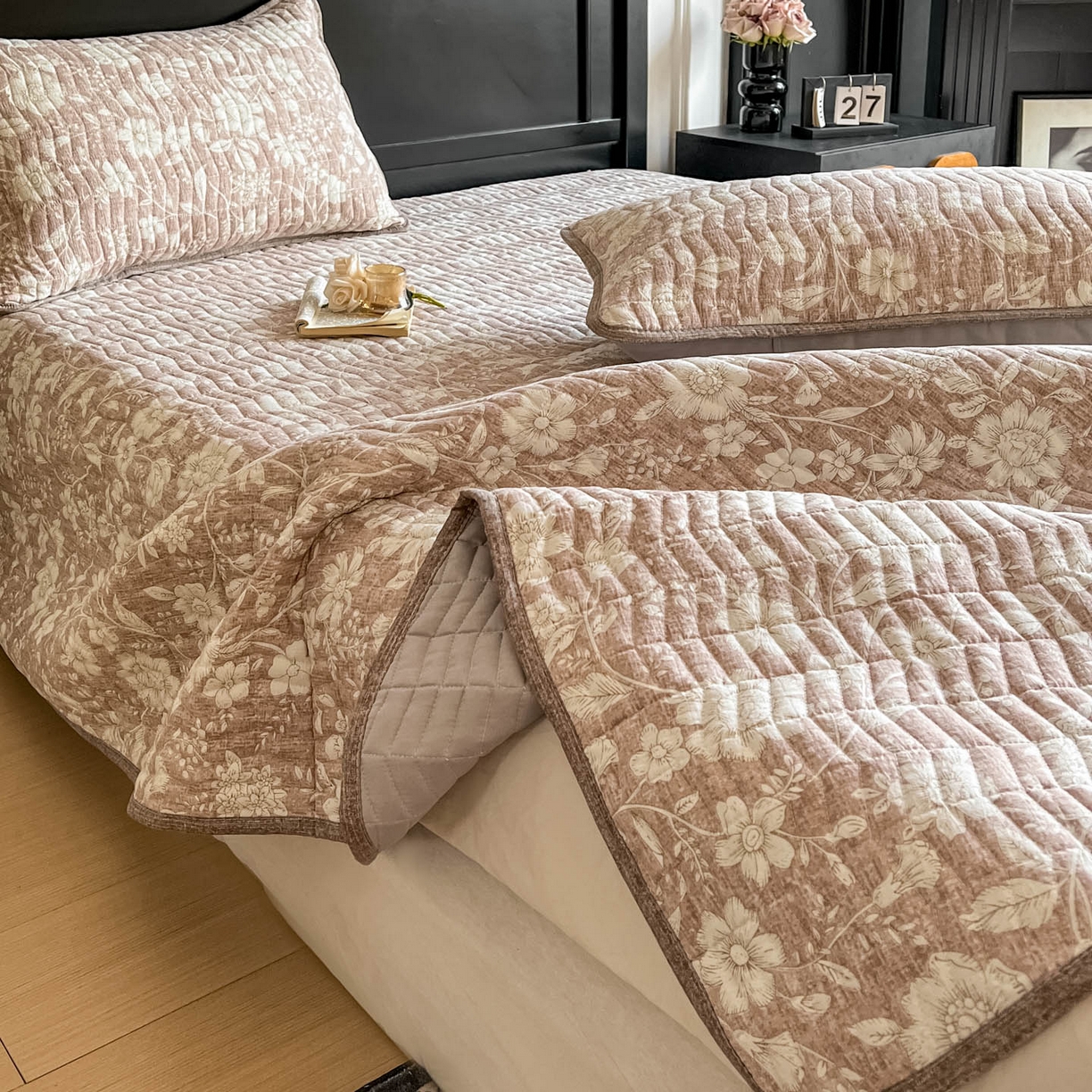 91家纺网 家纺一手货源 找家纺 满座家居 2026新款舒适亲肤简约单品床盖 粉黛红颜