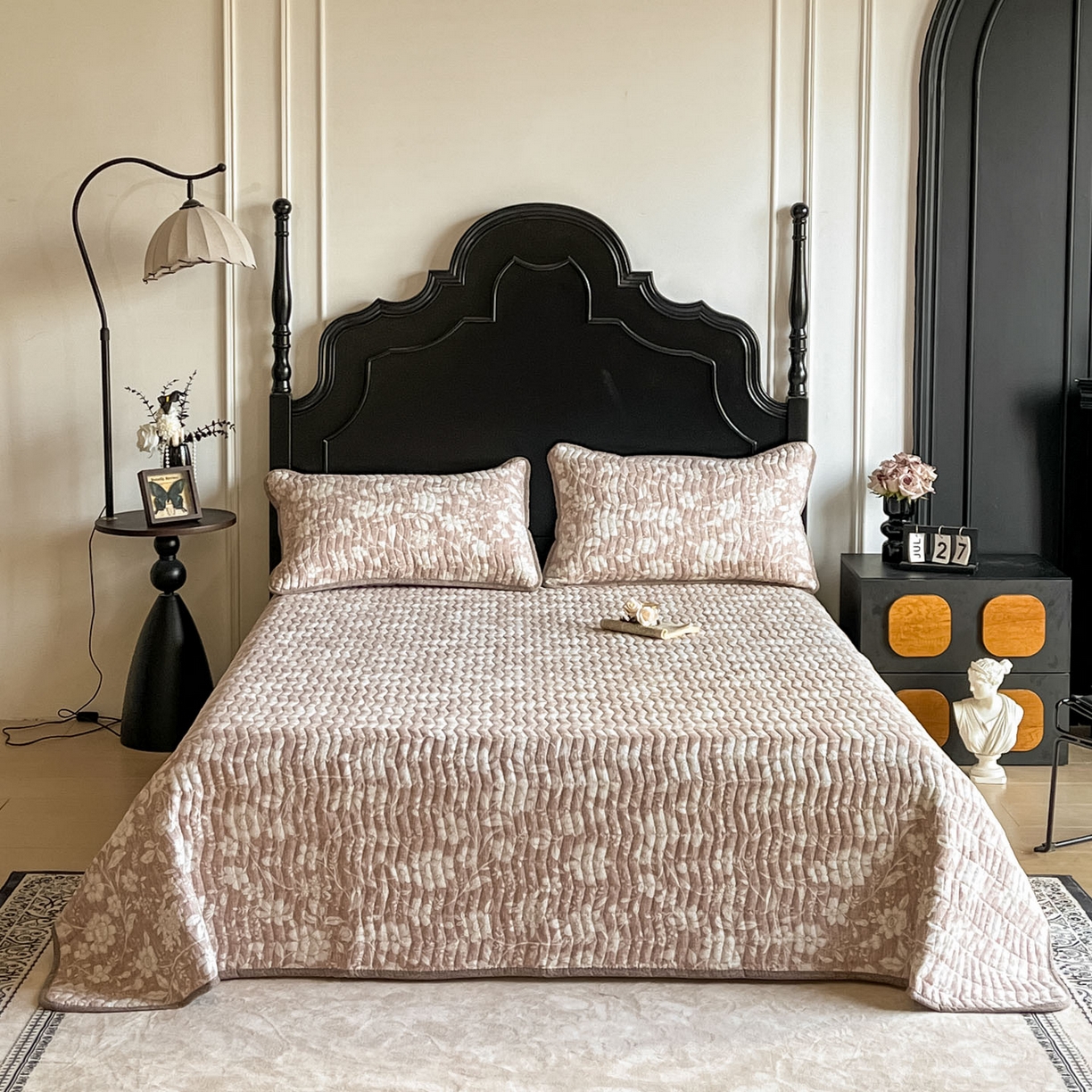 91家纺网 家纺一手货源 找家纺 满座家居 2026新款舒适亲肤简约单品床盖 粉黛红颜