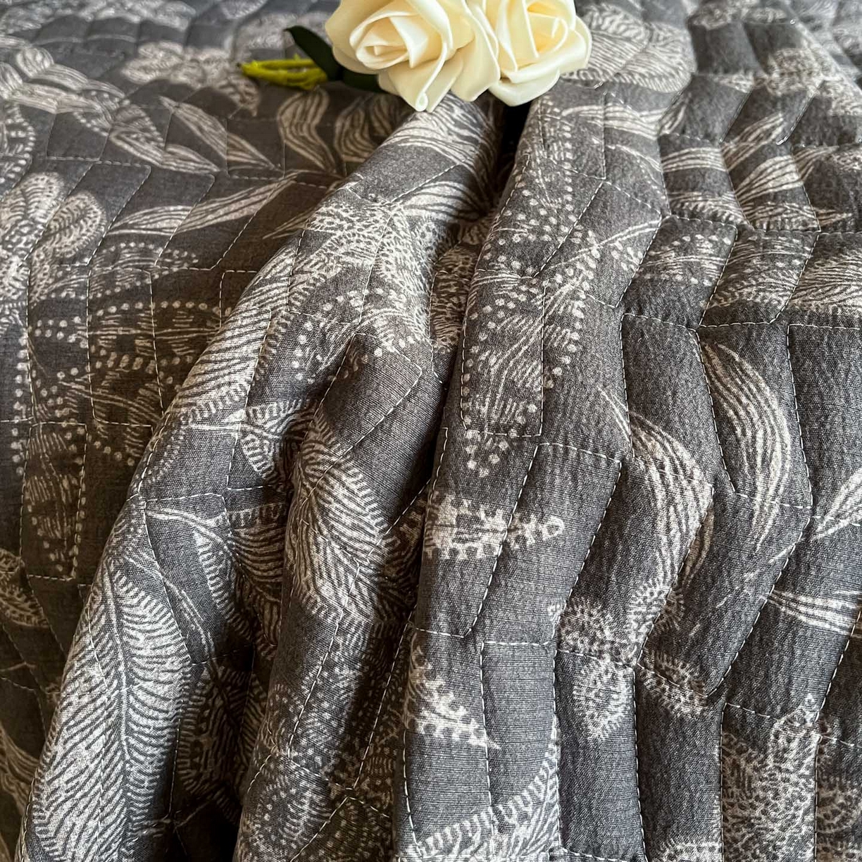 91家纺网 家纺一手货源 找家纺 满座家居 2026新款舒适亲肤简约单品床盖 佩利斯