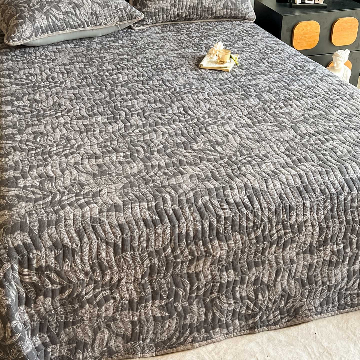 91家纺网 家纺一手货源 找家纺 满座家居 2026新款舒适亲肤简约单品床盖 佩利斯