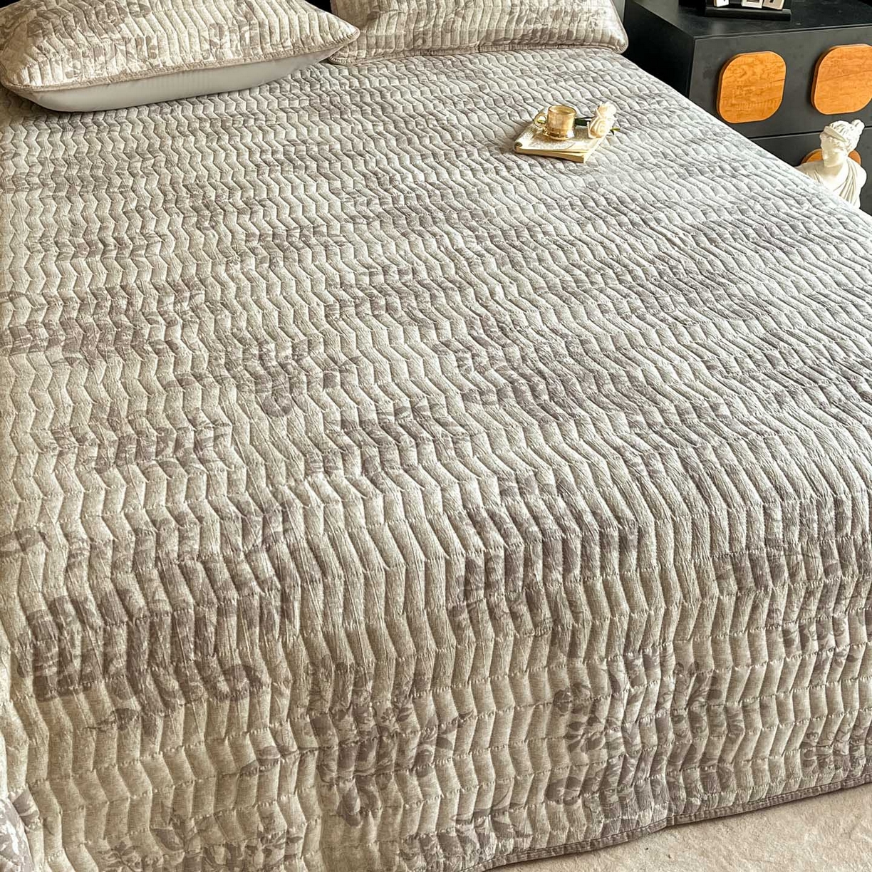 91家纺网 家纺一手货源 找家纺 满座家居 2026新款舒适亲肤简约单品床盖 风木槿