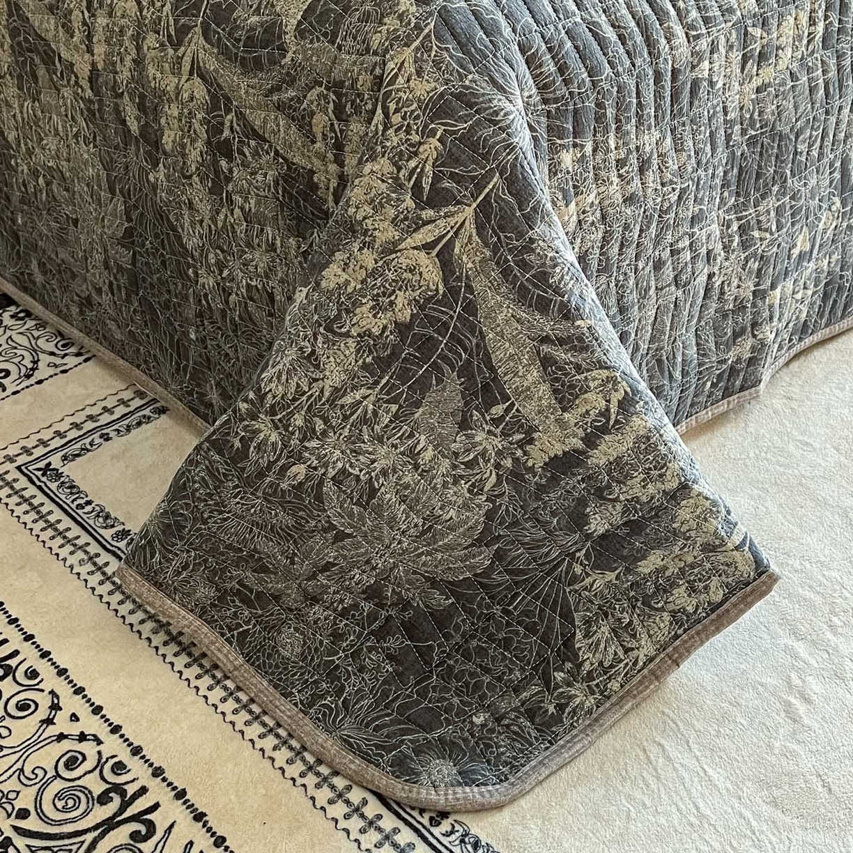 91家纺网 家纺一手货源 找家纺 满座家居 2026新款舒适亲肤简约单品床盖 铜雀