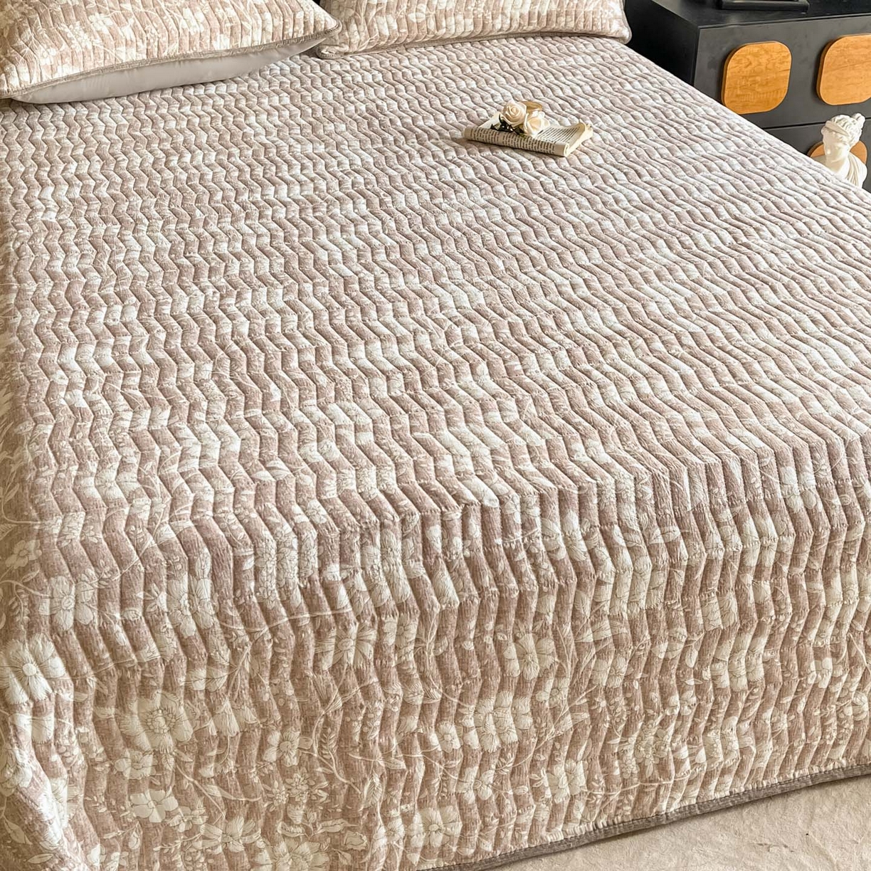 91家纺网 家纺一手货源 找家纺 满座家居 2026新款舒适亲肤简约单品床盖 粉黛红颜